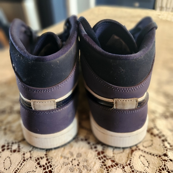 9.5 Air Jordan Nike Throwback Sneaker, Navy & White. Used, not abused! - Picture 3 of 9